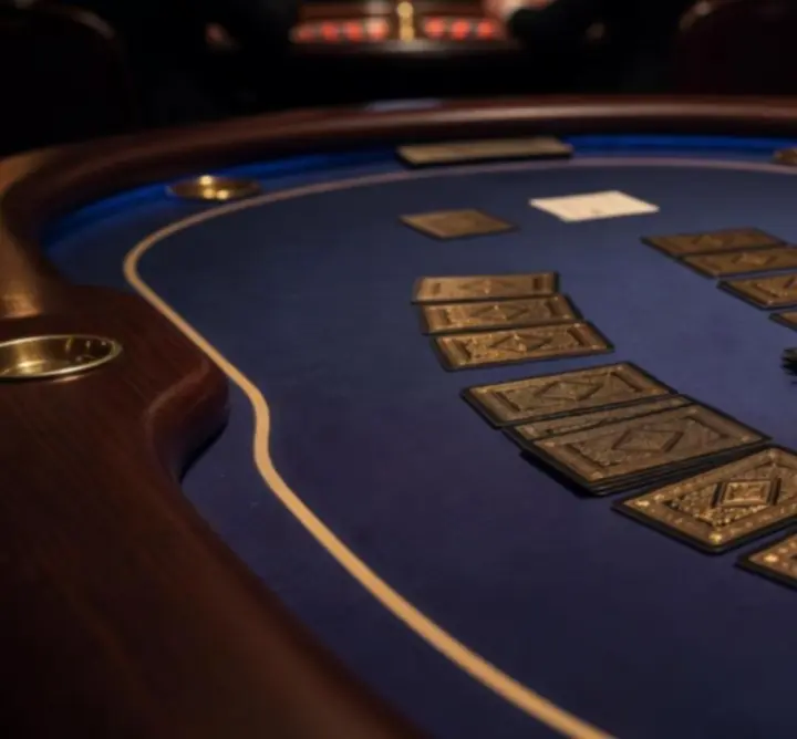 Karty pokerowe klasy kasynowej na profesjonalnym zielonym stole turniejowym