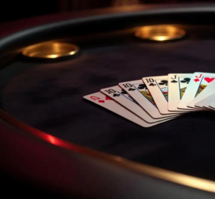Ekskluzywne talie kart pokerowych POLVIAN STAGE ułożone na eleganckim stole do gry