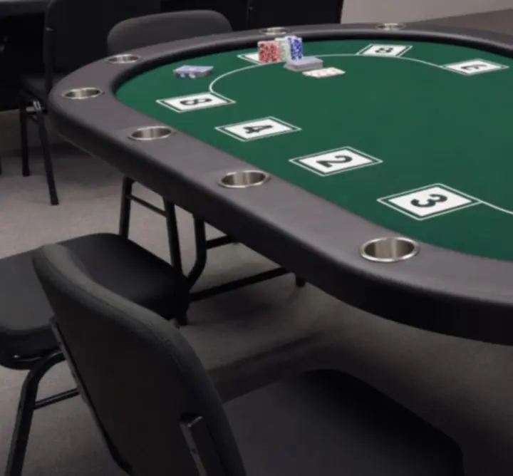Profesjonalny stół pokerowy przygotowany do turnieju
